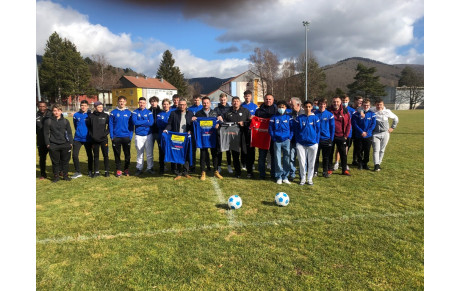 La remise des survêtements aux U15 et U18